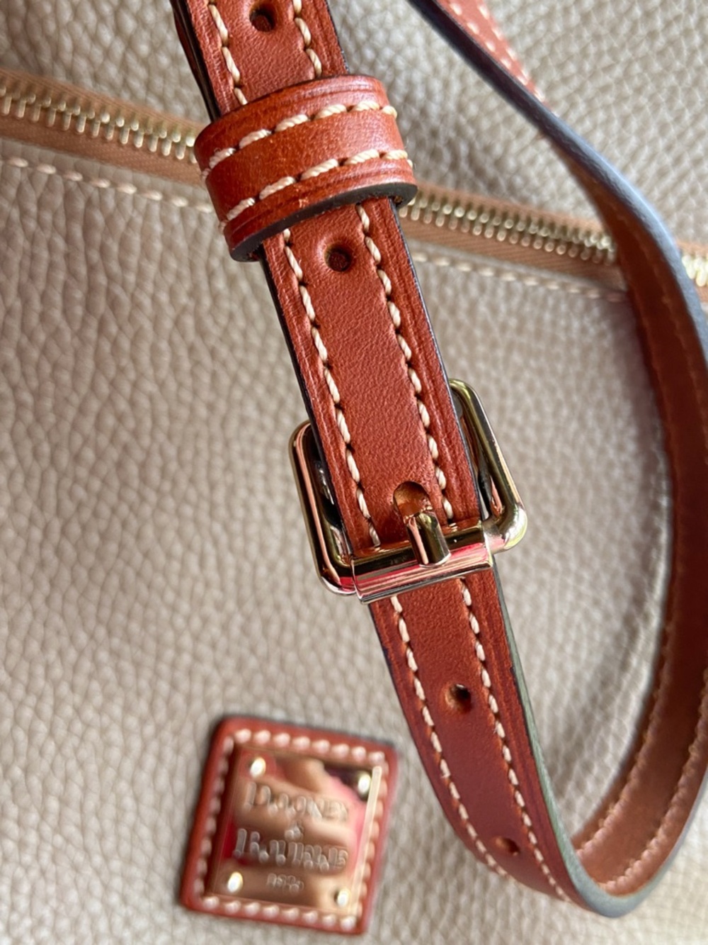 Dooney & Bourke Zippered Leather Crossbody with Red Interior Minimalist Casual - Picture 5 of 17